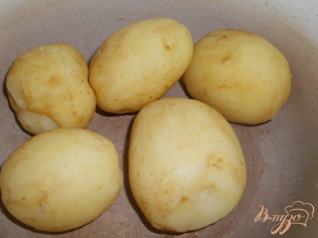 Фото приготовление рецепта: Картофель молодой с маслом, чесноком и укропом шаг №2