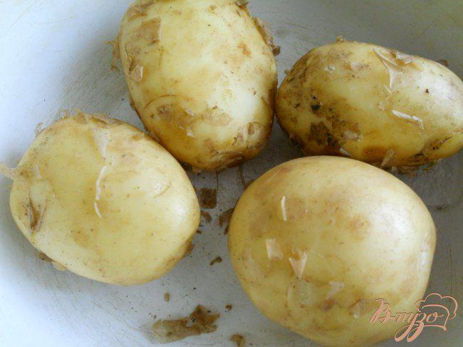 Фото приготовление рецепта: Картофель молодой с маслом, чесноком и укропом шаг №1