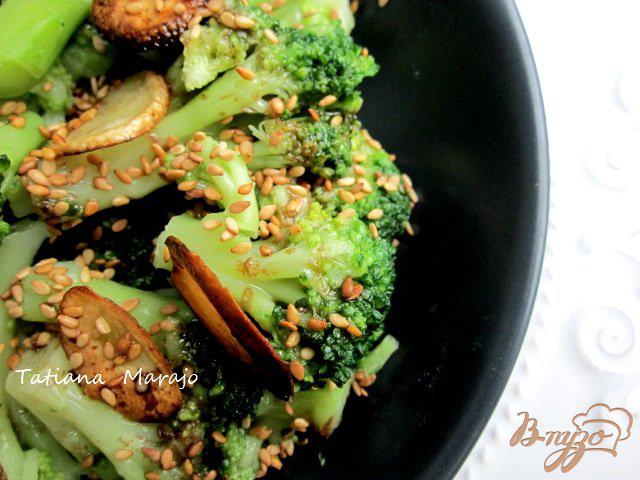 Фото приготовление рецепта: Теплый салат с капустой брокколи шаг №6