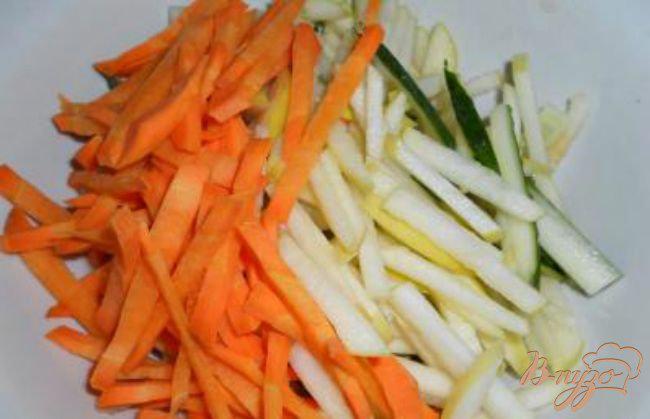 Фото приготовление рецепта: Витаминный салат с сельдереем шаг №3