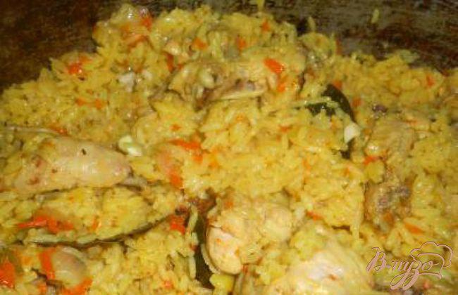 Фото приготовление рецепта: Рассыпчатый рис с курицей и куркумой шаг №3