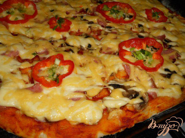 Фото приготовление рецепта: Пицца с колбасой и грибами шаг №5