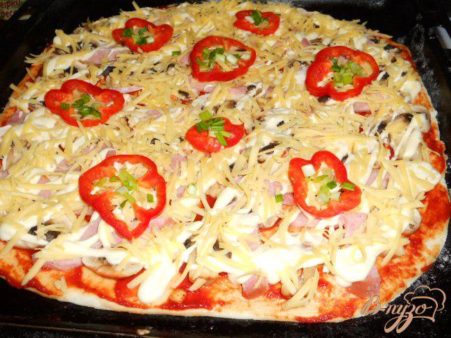 Фото приготовление рецепта: Пицца с колбасой и грибами шаг №4
