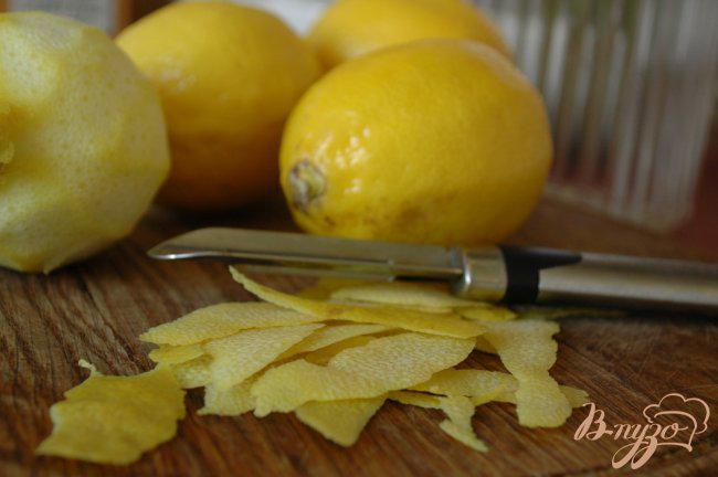Фото приготовление рецепта: Приятный лимонный ликер Лимончелло шаг №2