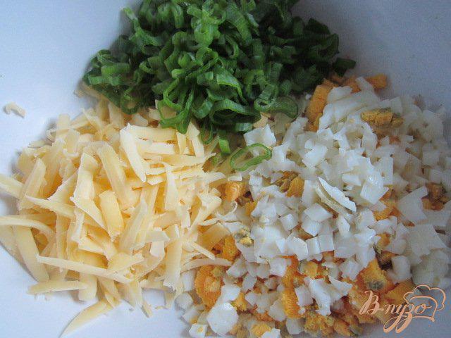 Фото приготовление рецепта: Оладьи с яйцом, зеленым луком и сыром шаг №1
