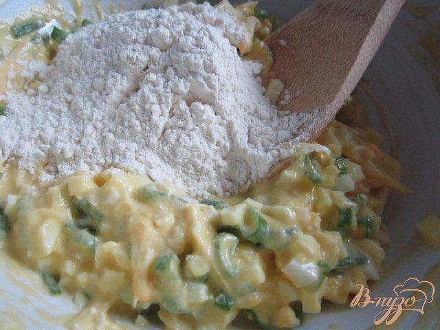 Фото приготовление рецепта: Оладьи с яйцом, зеленым луком и сыром шаг №3