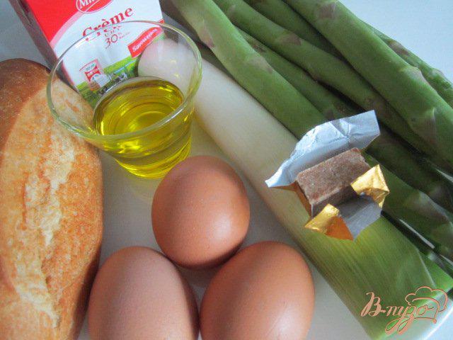Фото приготовление рецепта: Спаржевый суп с гренками и яйцом пашот шаг №1