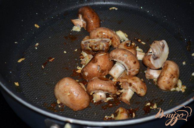 Фото приготовление рецепта: Гребешки с грибами и шпинатом шаг №2