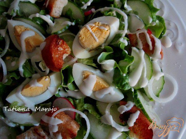 Фото приготовление рецепта: Овощной салат с сухариками и сырным соусом шаг №8
