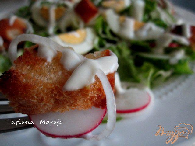 Фото приготовление рецепта: Овощной салат с сухариками и сырным соусом шаг №9