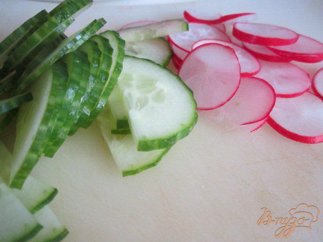 Фото приготовление рецепта: Овощной салат с сухариками и сырным соусом шаг №6