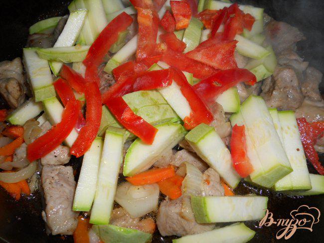 Фото приготовление рецепта: Свинина жаренная с овощами шаг №3