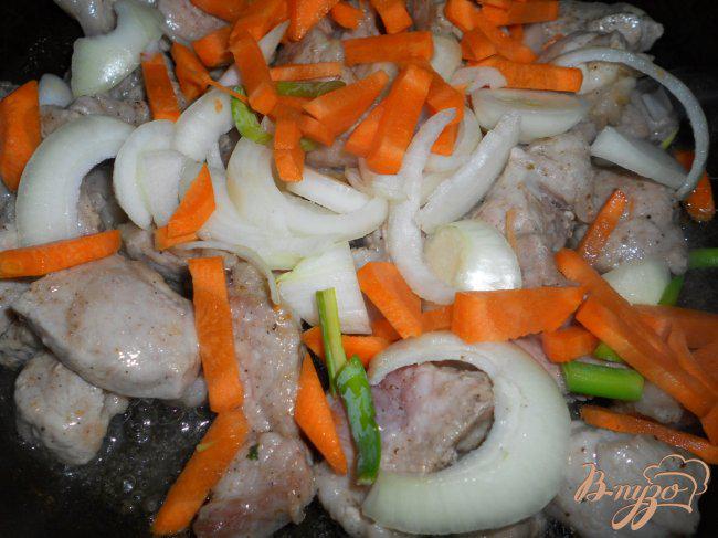 Фото приготовление рецепта: Свинина жаренная с овощами шаг №2