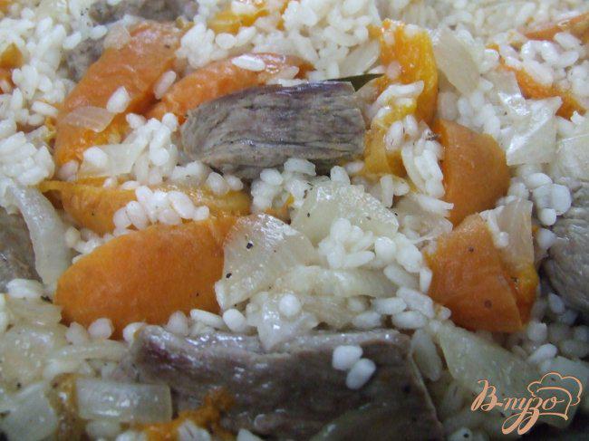 Фото приготовление рецепта: Рис с мясом и абрикосами шаг №5