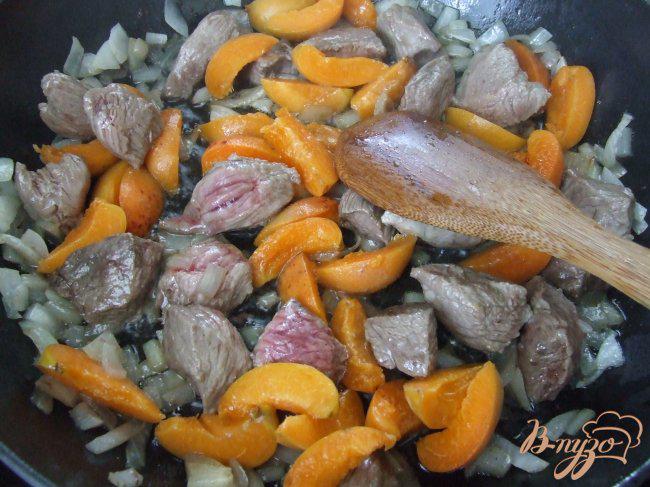 Фото приготовление рецепта: Рис с мясом и абрикосами шаг №3