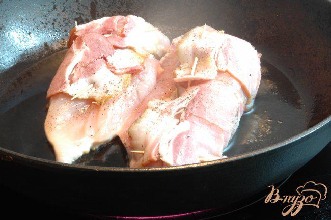 Фото приготовление рецепта: Куриное филе с сыром в беконе шаг №4