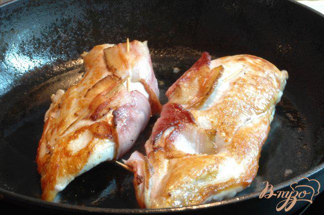 Фото приготовление рецепта: Куриное филе с сыром в беконе шаг №5