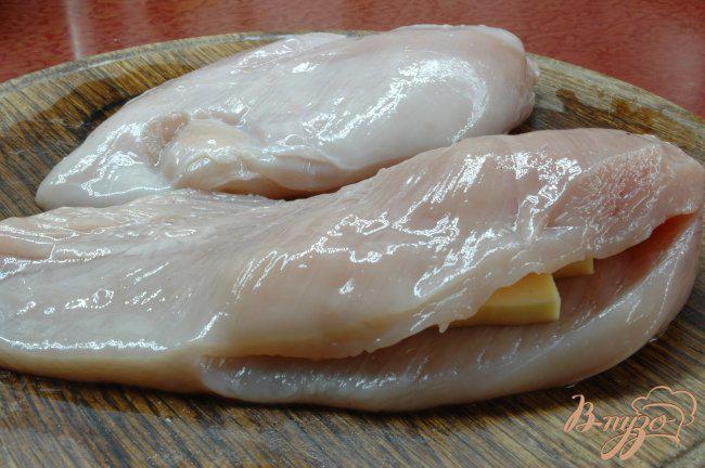 Фото приготовление рецепта: Куриное филе с сыром в беконе шаг №2