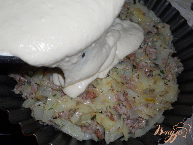 Фото приготовление рецепта: Наливной пирог с капустой и фаршем шаг №3