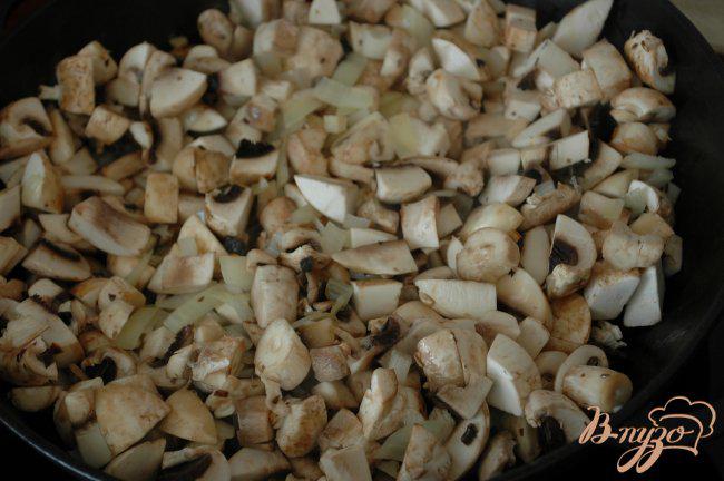 Фото приготовление рецепта: Перловка с луком и грибами шаг №4