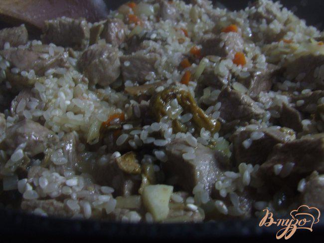 Фото приготовление рецепта: Рис с мясом и белыми грибами шаг №7