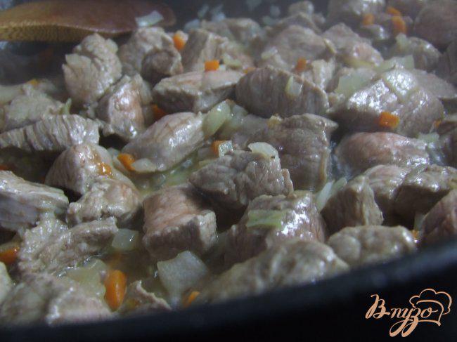 Фото приготовление рецепта: Рис с мясом и белыми грибами шаг №5