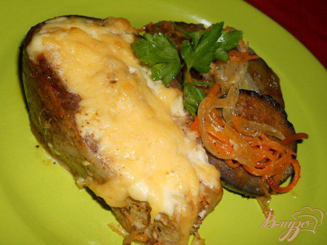 Фото приготовление рецепта: Толстолобик запеченный с овощами и сыром шаг №6