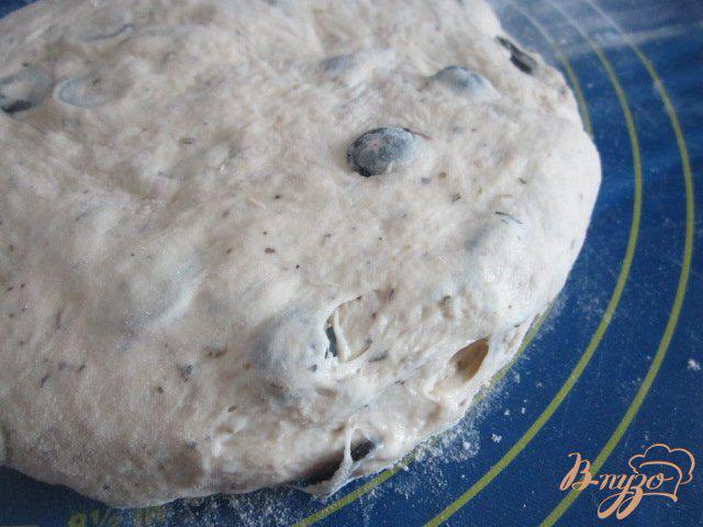 Фото приготовление рецепта: Закусочные булочки с прованскими травами и маслинами шаг №3
