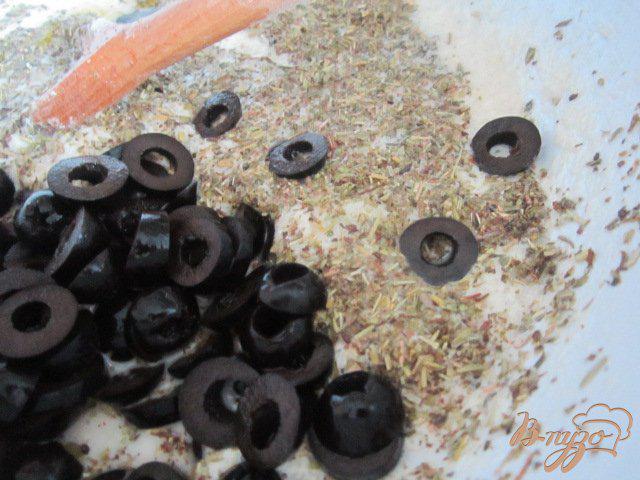 Фото приготовление рецепта: Закусочные булочки с прованскими травами и маслинами шаг №2