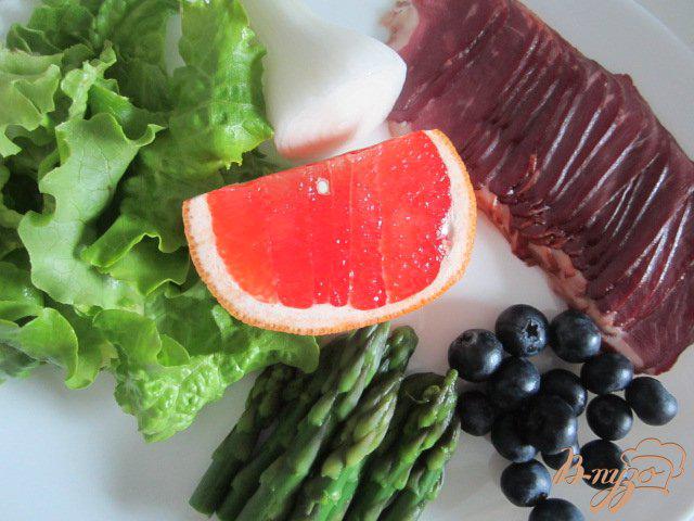 Фото приготовление рецепта: Салат с зеленой спаржей, утиной грудкой и черникой шаг №1