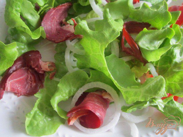 Фото приготовление рецепта: Салат с зеленой спаржей, утиной грудкой и черникой шаг №2