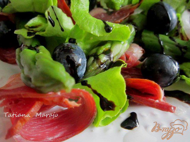 Фото приготовление рецепта: Салат с зеленой спаржей, утиной грудкой и черникой шаг №5