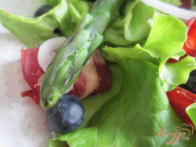Фото приготовление рецепта: Салат с зеленой спаржей, утиной грудкой и черникой шаг №3