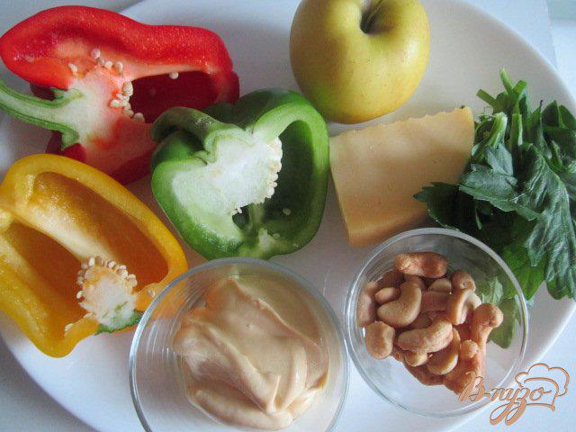 Фото приготовление рецепта: Салат со сладким перцем, яблоком и сыром шаг №1