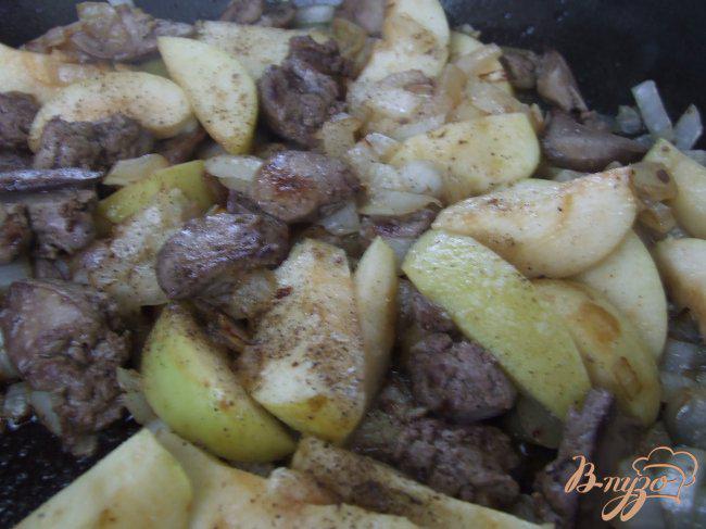 Фото приготовление рецепта: Куриные печенки с яблоками шаг №4