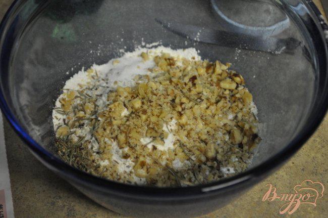 Фото приготовление рецепта: Песочное печенье  с розмарином и грецкими орехами шаг №1