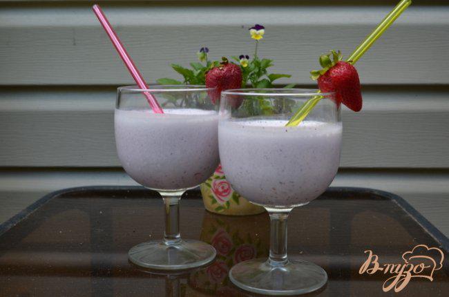 Фото приготовление рецепта: Коктейль ягодный на йогурте шаг №3