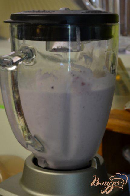 Фото приготовление рецепта: Коктейль ягодный на йогурте шаг №2