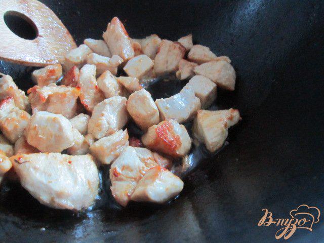 Фото приготовление рецепта: Цукини с куриным мясом тушеные в сметане шаг №2