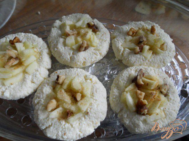 Фото приготовление рецепта: Сырники с яблоками и корицей в пароварке шаг №3