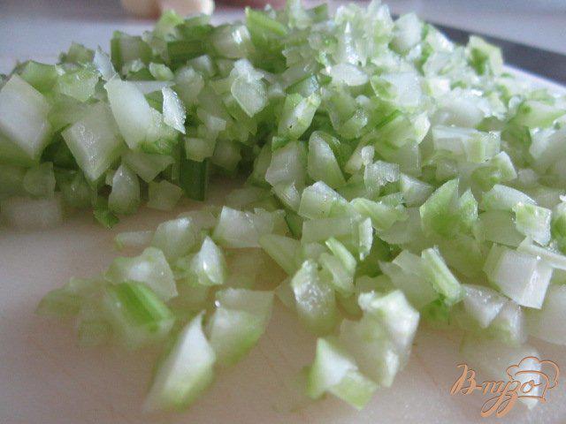 Фото приготовление рецепта: Острый салат с баклажаном и белой фасолью шаг №4
