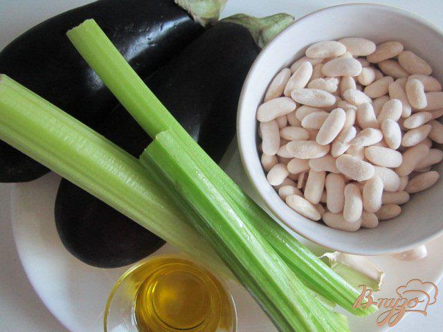 Фото приготовление рецепта: Острый салат с баклажаном и белой фасолью шаг №1
