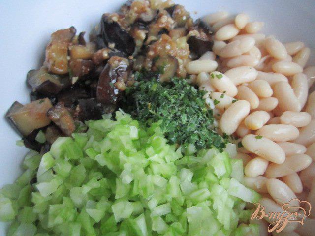 Фото приготовление рецепта: Острый салат с баклажаном и белой фасолью шаг №5