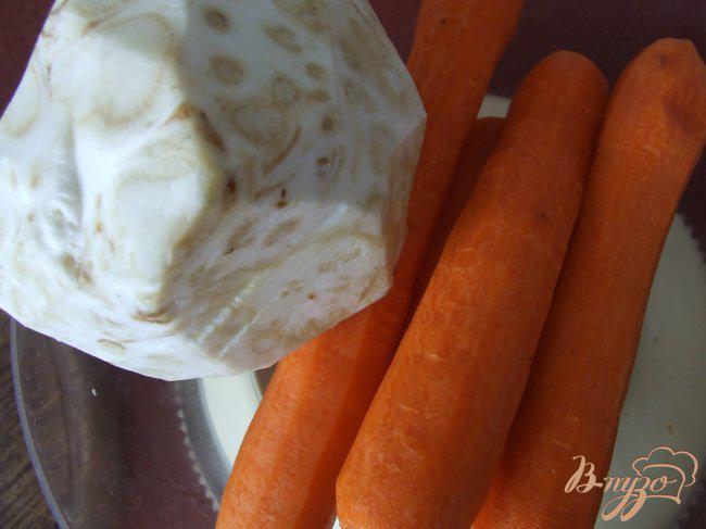 Фото приготовление рецепта: Салат из моркови и сельдерея шаг №1