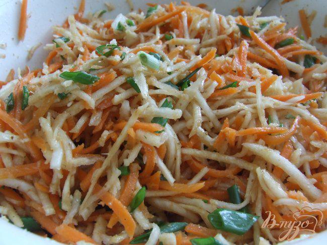 Фото приготовление рецепта: Салат из моркови и сельдерея шаг №5