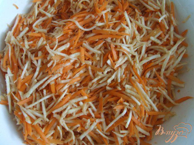 Фото приготовление рецепта: Салат из моркови и сельдерея шаг №3