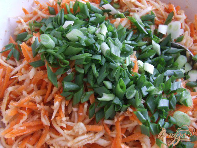 Фото приготовление рецепта: Салат из моркови и сельдерея шаг №4
