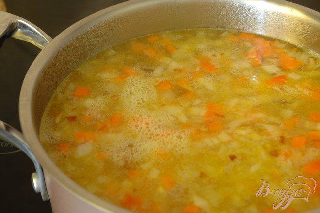 Фото приготовление рецепта: Суп из консервированной скумбрии шаг №3