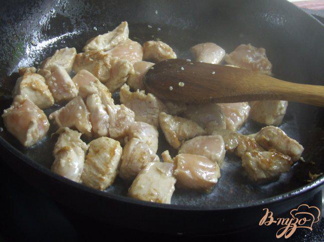 Фото приготовление рецепта: Куриное филе с кунжутом и имбирем шаг №4