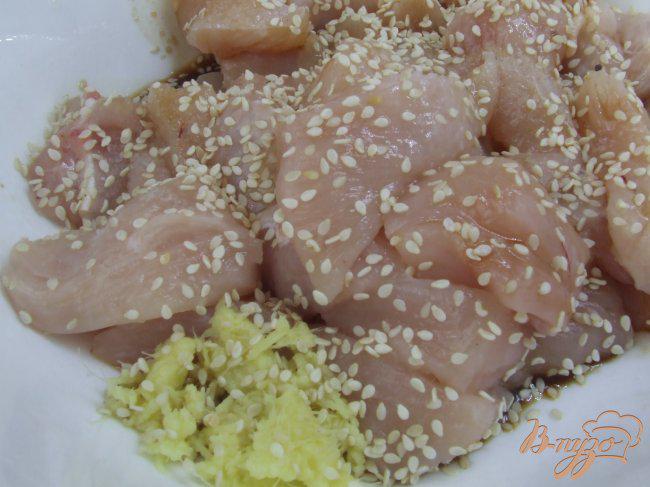 Фото приготовление рецепта: Куриное филе с кунжутом и имбирем шаг №3